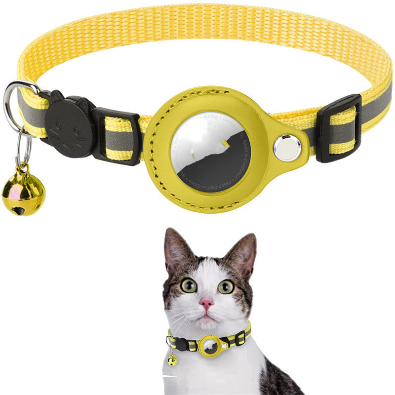 Track your cat with a reflective waterproof AirTag collar holder – safe and comfortable.